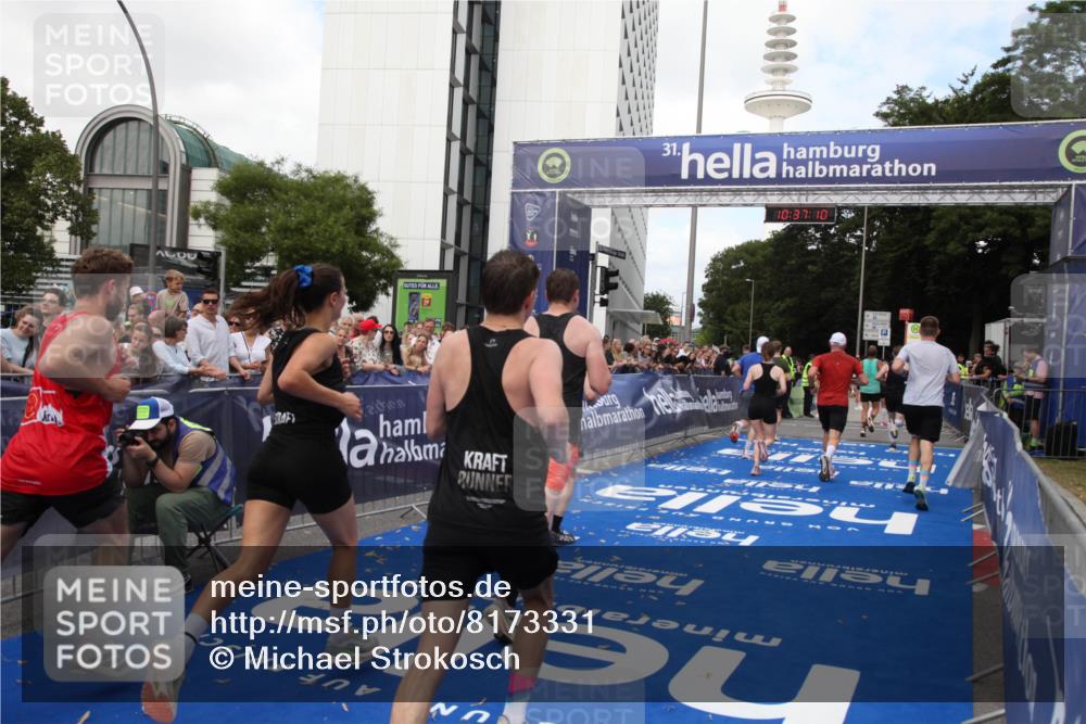 29.06.2025 - hella hamburg halbmarathon Michael Strokosch http://msf.ph/oto/8173331 29.06.2025 10:37:09 Ziel 1385, 1411, 5315, 5923, 6123, 6458, 7482, 9178, 10738, 11120, 15261, 15410, 16992, 17024, 17125, 17658 meine-sportfotos.de