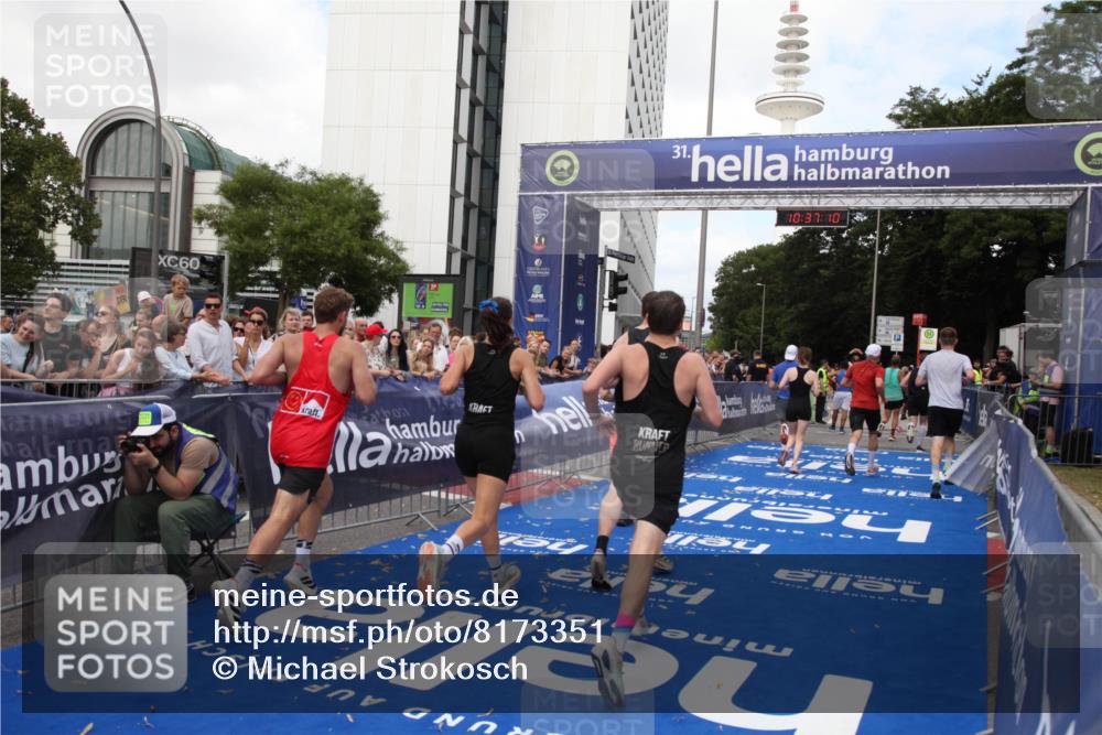 29.06.2025 - hella hamburg halbmarathon Michael Strokosch http://msf.ph/oto/8173351 29.06.2025 10:37:09 Ziel 1385, 1411, 5315, 5923, 6123, 6458, 7482, 9178, 10738, 11120, 15261, 15410, 16992, 17024, 17125, 17658 meine-sportfotos.de