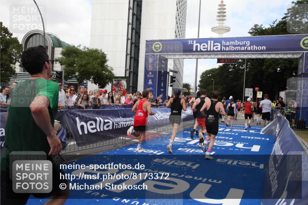 29.06.2025 - hella hamburg halbmarathon Michael Strokosch http://msf.ph/oto/8173372 29.06.2025 10:37:10 Ziel 1385, 1411, 5923, 6123, 6458, 7482, 8362, 9178, 10738, 11120, 15261, 15410, 16992, 17024, 17125, 17658 meine-sportfotos.de