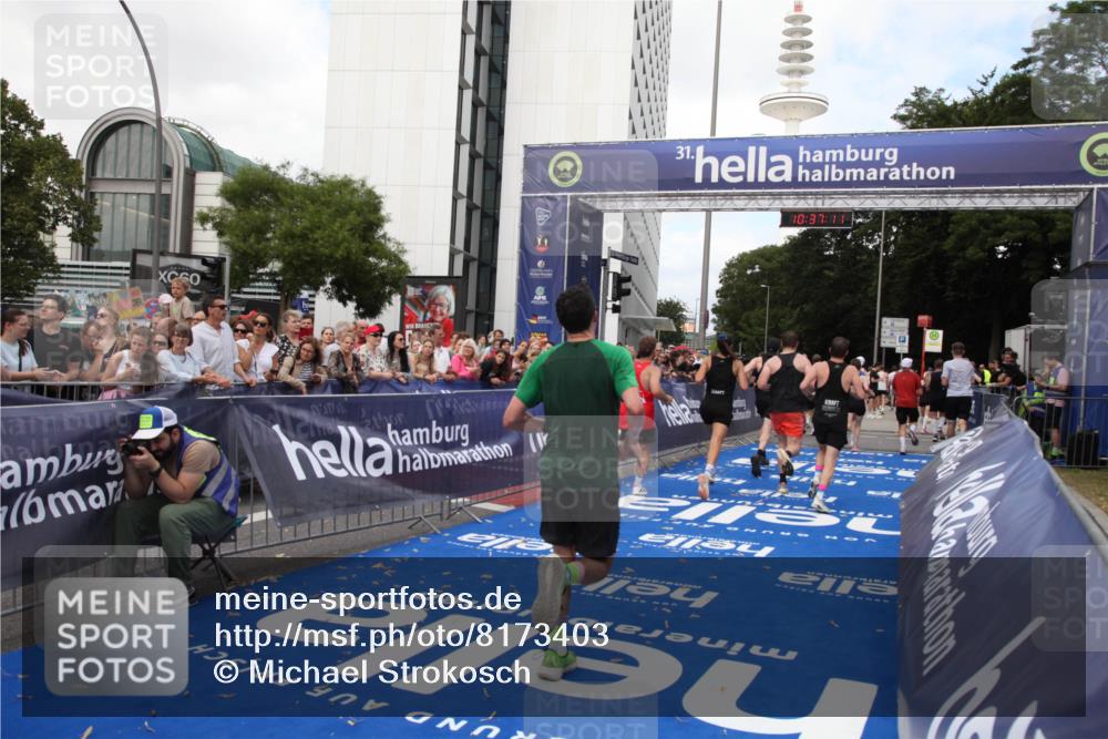 29.06.2025 - hella hamburg halbmarathon Michael Strokosch http://msf.ph/oto/8173403 29.06.2025 10:37:10 Ziel 1385, 1411, 5923, 6123, 6458, 7482, 8362, 9178, 10738, 11120, 15261, 15410, 16992, 17024, 17125, 17658 meine-sportfotos.de