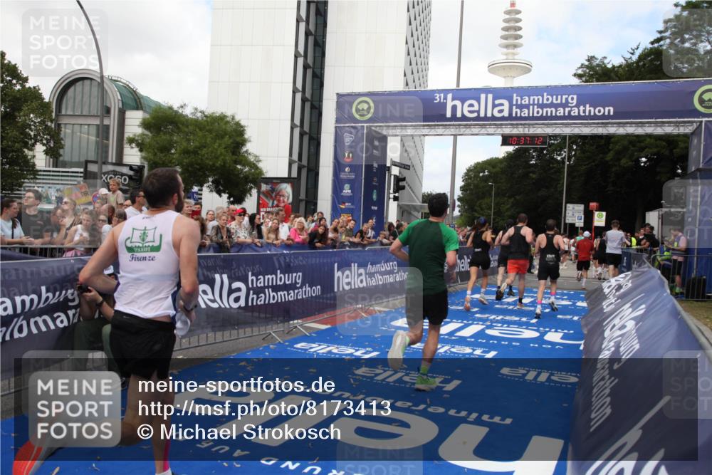 29.06.2025 - hella hamburg halbmarathon Michael Strokosch http://msf.ph/oto/8173413 29.06.2025 10:37:11 Ziel 5923, 6123, 6458, 7482, 8362, 9178, 10738, 11120, 11423, 13972, 15261, 15410, 16992, 17024, 17125, 17658 meine-sportfotos.de
