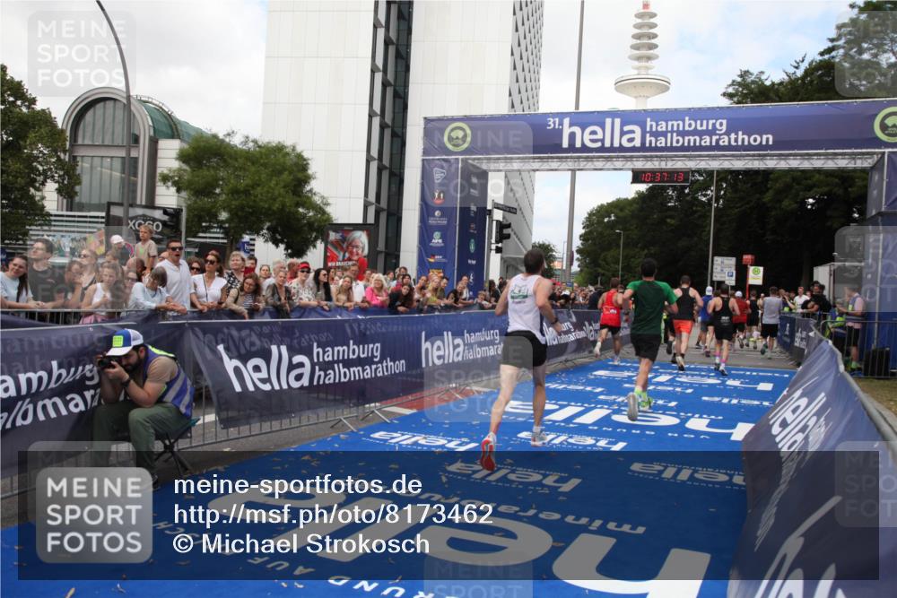 29.06.2025 - hella hamburg halbmarathon Michael Strokosch http://msf.ph/oto/8173462 29.06.2025 10:37:12 Ziel 5923, 6123, 6458, 7482, 8362, 9178, 10190, 10738, 11120, 11423, 13972, 15178, 15410, 16992, 17658 meine-sportfotos.de