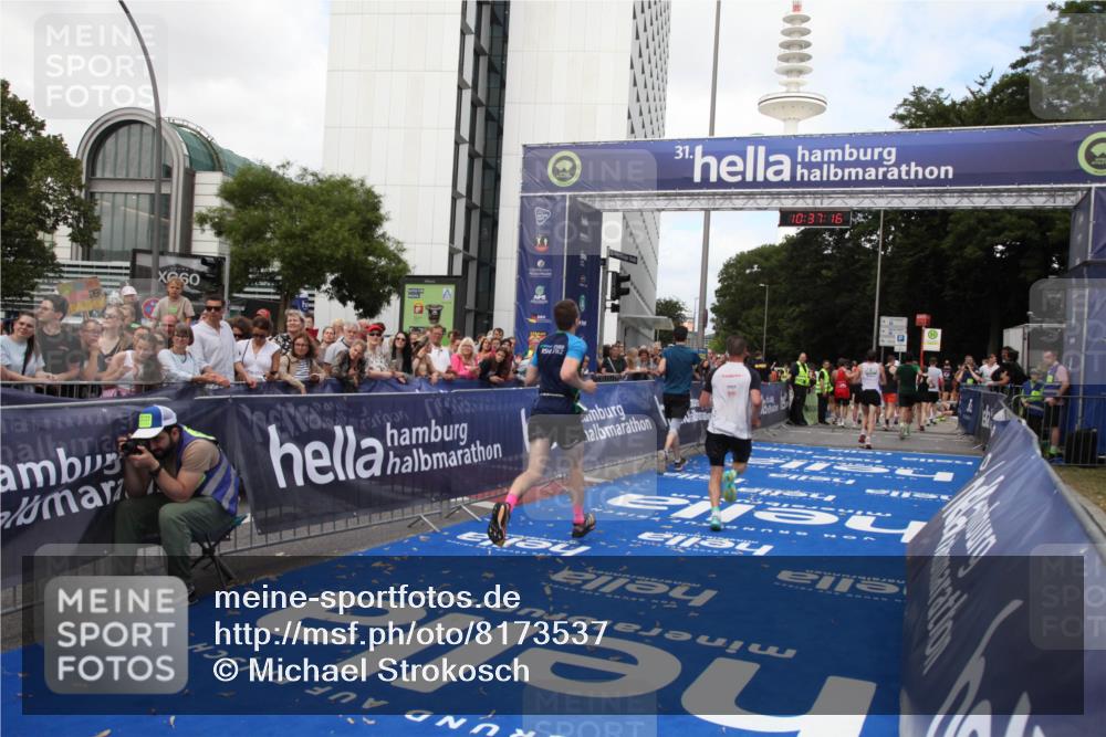 29.06.2025 - hella hamburg halbmarathon Michael Strokosch http://msf.ph/oto/8173537 29.06.2025 10:37:15 Ziel 4860, 5923, 7482, 8362, 9178, 10190, 11423, 13972, 15178, 17137, 17658, 17726 meine-sportfotos.de