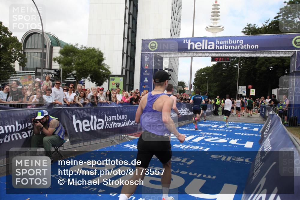 29.06.2025 - hella hamburg halbmarathon Michael Strokosch http://msf.ph/oto/8173557 29.06.2025 10:37:16 Ziel 4860, 5923, 7482, 8362, 9178, 10190, 11423, 13972, 15178, 17137, 17726 meine-sportfotos.de