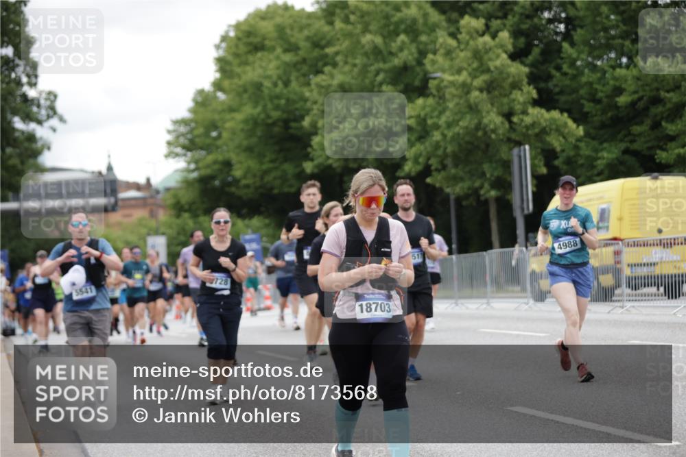 29.06.2025 - hella hamburg halbmarathon Jannik Wohlers http://msf.ph/oto/8173568 29.06.2025 11:07:12 Lombardsbrücke 1638, 1829, 2764, 3032, 3595, 3866, 3867, 4250, 4899, 4988, 5270, 5541, 5725, 5726, 5819, 6728, 7194, 7441, 7560, 7892, 8420, 8446, 8604, 8640, 8735, 9494, 9589, 9646, 9732, 10379, 10517, 10537, 10743, 11504, 11724, 12034, 12036, 12052, 12063, 12064, 12964, 13561, 14446, 15202, 15598, 15716, 16534, 16822, 16994, 17094, 18462, 18703 meine-sportfotos.de