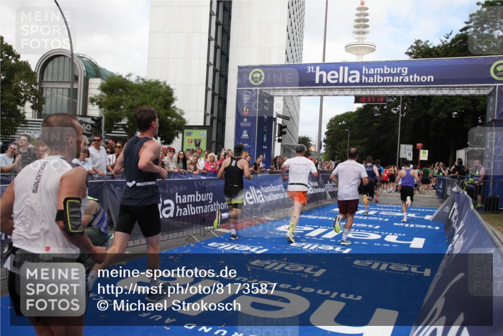 29.06.2025 - hella hamburg halbmarathon Michael Strokosch http://msf.ph/oto/8173587 29.06.2025 10:37:18 Ziel 4860, 5003, 5923, 8362, 10190, 11423, 12900, 13972, 15178, 17137, 17726 meine-sportfotos.de