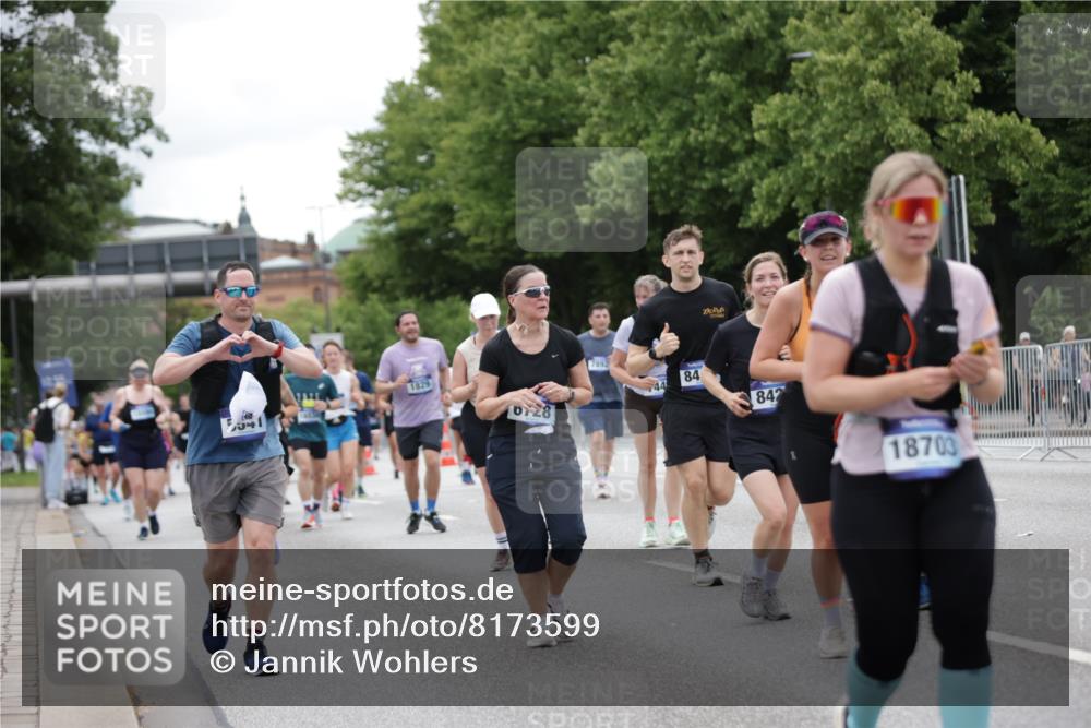29.06.2025 - hella hamburg halbmarathon Jannik Wohlers http://msf.ph/oto/8173599 29.06.2025 11:07:13 Lombardsbrücke 1638, 1829, 2764, 3032, 3595, 3866, 3867, 4250, 4899, 4988, 5270, 5541, 5725, 5726, 6728, 7194, 7441, 7560, 7892, 8420, 8446, 8604, 8640, 8735, 9494, 9589, 9646, 9814, 10379, 10517, 10537, 10743, 11504, 11724, 12036, 12063, 12064, 12880, 12964, 13561, 14446, 15202, 15598, 15716, 16534, 16822, 16994, 17094, 18462, 18703 meine-sportfotos.de
