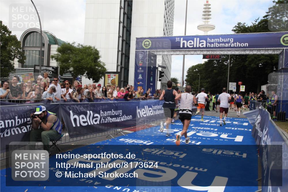 29.06.2025 - hella hamburg halbmarathon Michael Strokosch http://msf.ph/oto/8173624 29.06.2025 10:37:19 Ziel 4860, 5003, 8362, 10190, 11423, 12900, 13972, 15178, 17137, 17726 meine-sportfotos.de