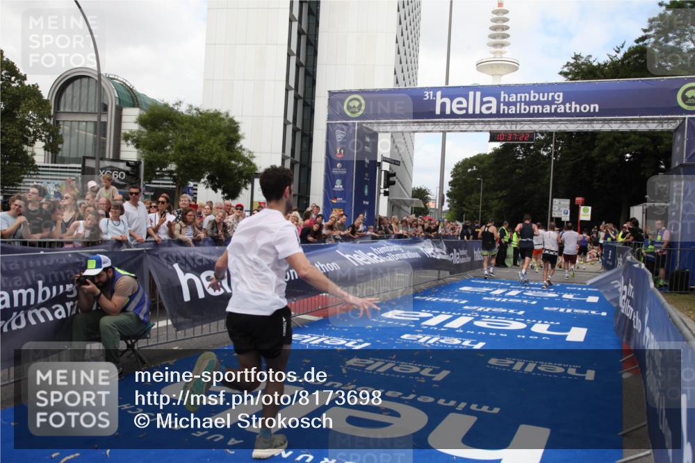 29.06.2025 - hella hamburg halbmarathon Michael Strokosch http://msf.ph/oto/8173698 29.06.2025 10:37:21 Ziel 4860, 5003, 10190, 12900, 13854, 14387, 14459, 15178, 17137, 17726, 18824 meine-sportfotos.de