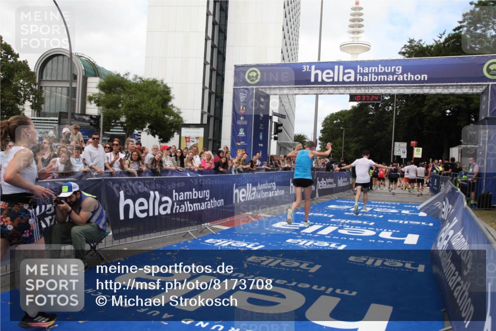 29.06.2025 - hella hamburg halbmarathon Michael Strokosch http://msf.ph/oto/8173708 29.06.2025 10:37:23 Ziel 4860, 5003, 12739, 12900, 13854, 14387, 14459, 17726, 18824 meine-sportfotos.de