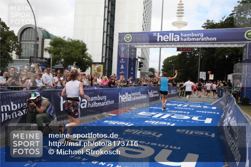 29.06.2025 - hella hamburg halbmarathon Michael Strokosch http://msf.ph/oto/8173716 29.06.2025 10:37:23 Ziel 4860, 5003, 12739, 12900, 13854, 14387, 14459, 17726, 18824 meine-sportfotos.de
