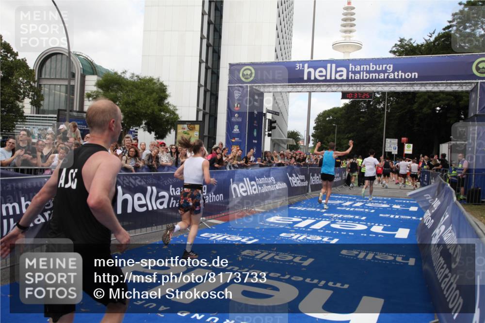 29.06.2025 - hella hamburg halbmarathon Michael Strokosch http://msf.ph/oto/8173733 29.06.2025 10:37:24 Ziel 5003, 12739, 12900, 13854, 14387, 14459, 15888, 17306, 18824 meine-sportfotos.de