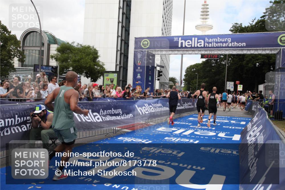 29.06.2025 - hella hamburg halbmarathon Michael Strokosch http://msf.ph/oto/8173778 29.06.2025 10:37:27 Ziel 2767, 9017, 12739, 13372, 13854, 14387, 14459, 15888, 17306, 18159, 18723, 18824 meine-sportfotos.de