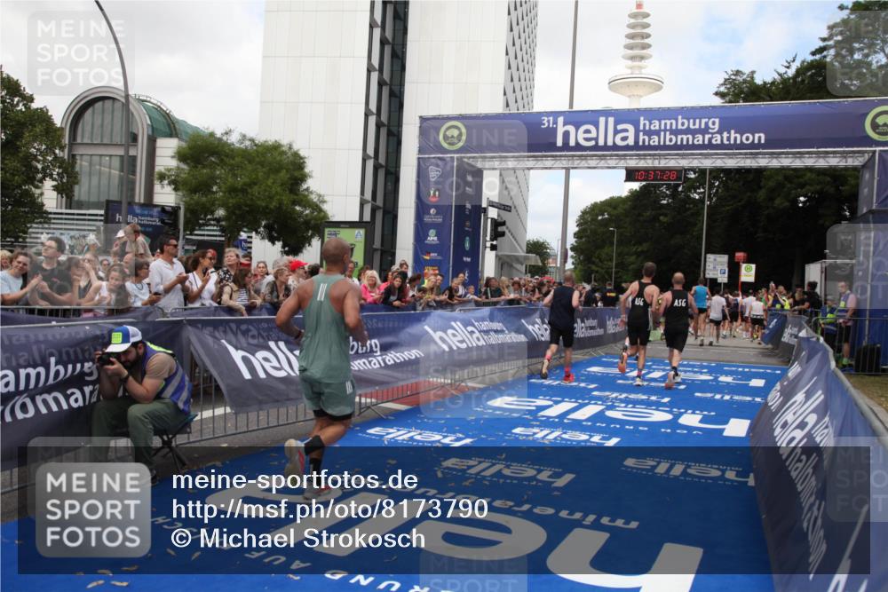 29.06.2025 - hella hamburg halbmarathon Michael Strokosch http://msf.ph/oto/8173790 29.06.2025 10:37:27 Ziel 2767, 9017, 12739, 13372, 13854, 14387, 14459, 15888, 17306, 18159, 18723, 18824 meine-sportfotos.de