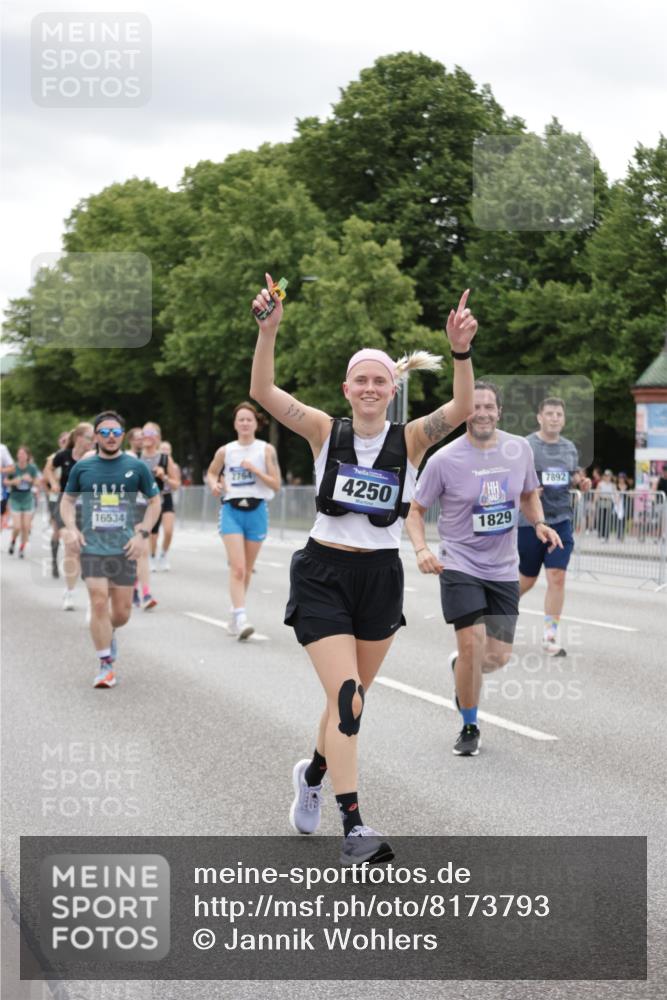 29.06.2025 - hella hamburg halbmarathon Jannik Wohlers http://msf.ph/oto/8173793 29.06.2025 11:07:19 Lombardsbrücke 1574, 1829, 2312, 2314, 2764, 2796, 2867, 3595, 3866, 3867, 4226, 4250, 4988, 5541, 6258, 6728, 7218, 7441, 7560, 7892, 8420, 8446, 8636, 9387, 9494, 9646, 9814, 9935, 10379, 10517, 10893, 11414, 11504, 11724, 12063, 12064, 12880, 12964, 13561, 14587, 14802, 15598, 15716, 15920, 16534, 16822, 18876 meine-sportfotos.de