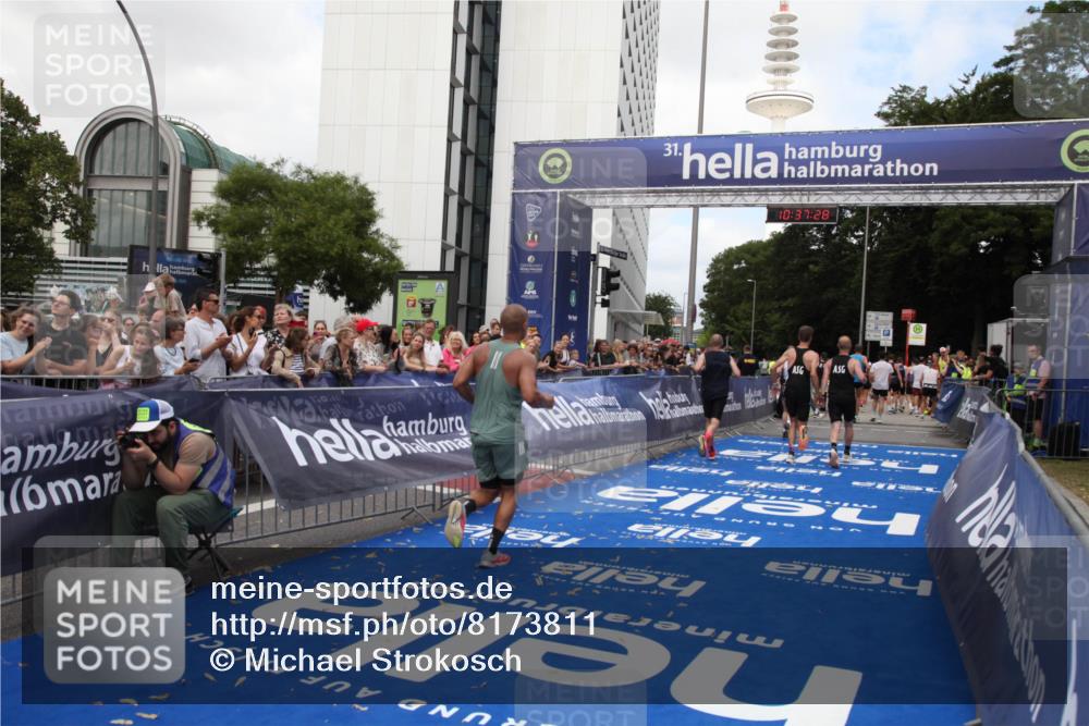 29.06.2025 - hella hamburg halbmarathon Michael Strokosch http://msf.ph/oto/8173811 29.06.2025 10:37:27 Ziel 2767, 9017, 12739, 13372, 13854, 14387, 14459, 15888, 17306, 18159, 18723, 18824 meine-sportfotos.de