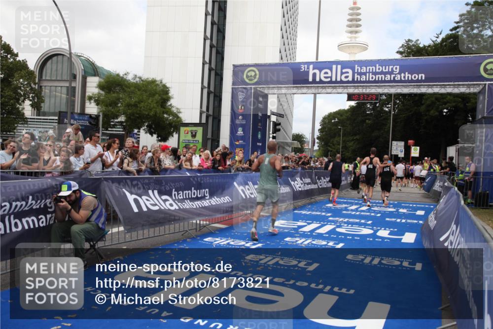 29.06.2025 - hella hamburg halbmarathon Michael Strokosch http://msf.ph/oto/8173821 29.06.2025 10:37:28 Ziel 2767, 9017, 12739, 13372, 13854, 14387, 14459, 15888, 17306, 18159, 18723, 18824 meine-sportfotos.de