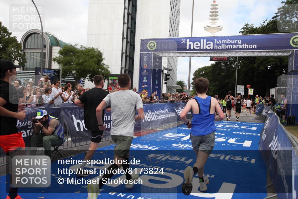 29.06.2025 - hella hamburg halbmarathon Michael Strokosch http://msf.ph/oto/8173824 29.06.2025 10:37:29 Ziel 2767, 6047, 9017, 12739, 13372, 13854, 14387, 14459, 15888, 17306, 18159, 18723, 18824 meine-sportfotos.de