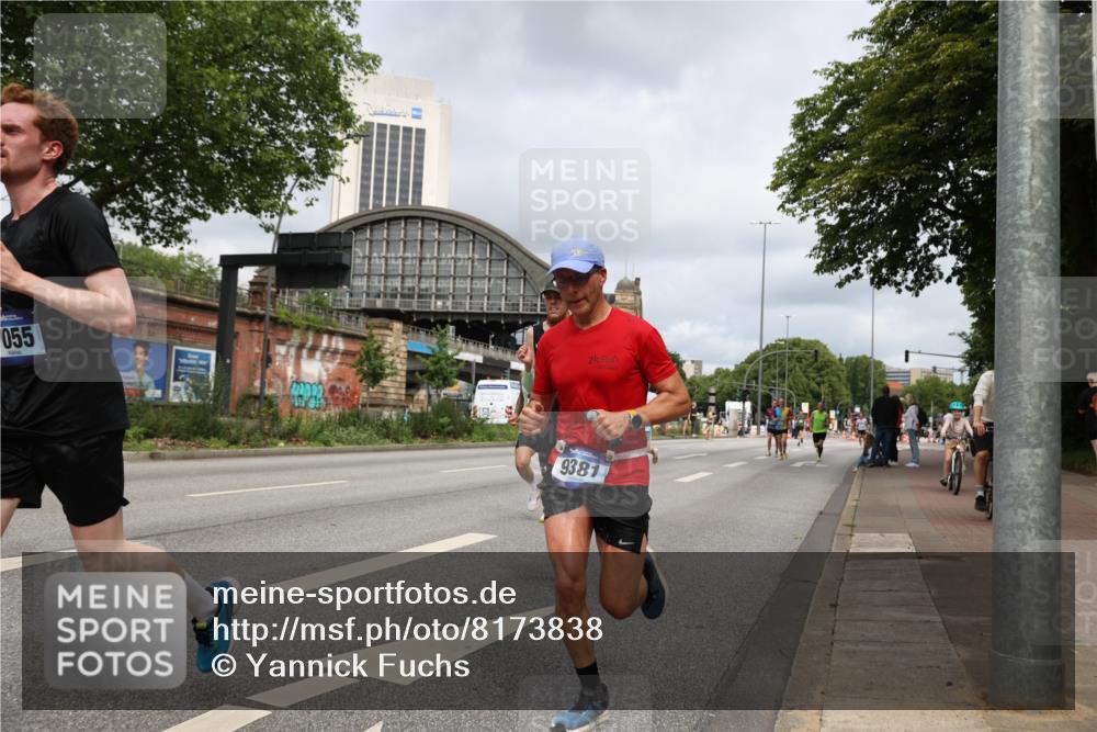 29.06.2025 - hella hamburg halbmarathon Yannick Fuchs http://msf.ph/oto/8173838 29.06.2025 10:25:48 20KM 2460, 2851, 3379, 3845, 5826, 7055, 7481, 7880, 8318, 9381, 11413, 13754, 16508, 17322, 18177, 18235, 18871 meine-sportfotos.de