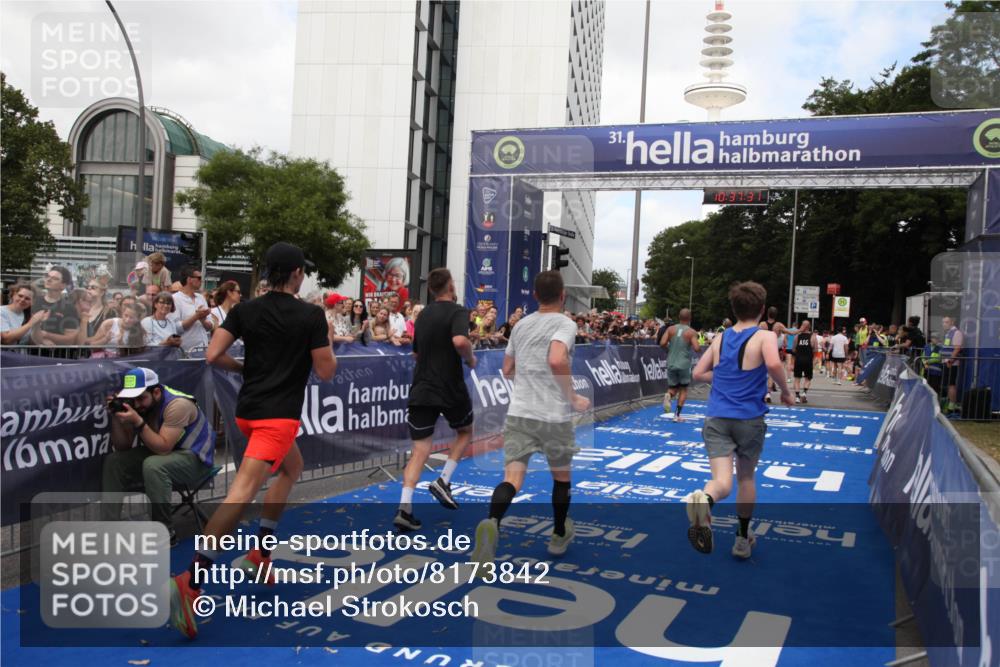 29.06.2025 - hella hamburg halbmarathon Michael Strokosch http://msf.ph/oto/8173842 29.06.2025 10:37:29 Ziel 2767, 6047, 9017, 12739, 13372, 13854, 14387, 14459, 15888, 17306, 18159, 18723, 18824 meine-sportfotos.de
