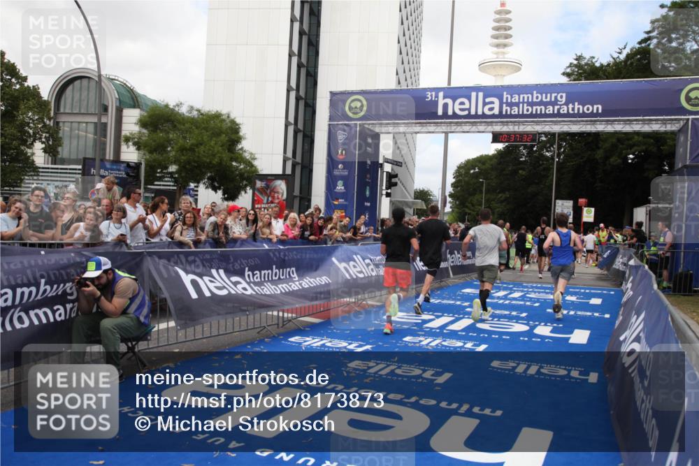 29.06.2025 - hella hamburg halbmarathon Michael Strokosch http://msf.ph/oto/8173873 29.06.2025 10:37:30 Ziel 2767, 5042, 6047, 9017, 9914, 12739, 13372, 13854, 14387, 15888, 17306, 18159, 18723, 18824 meine-sportfotos.de