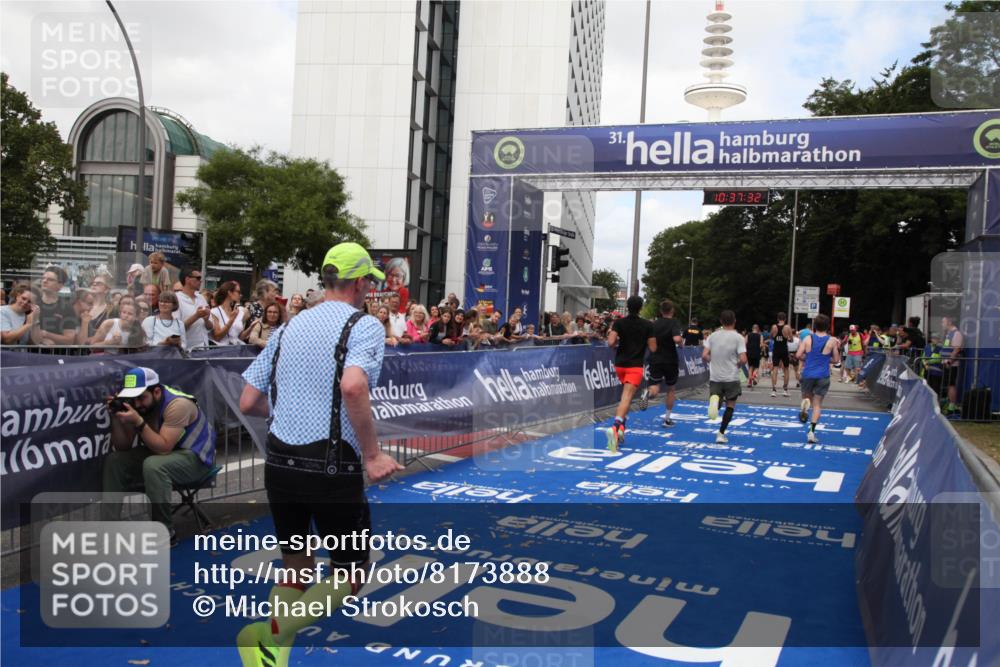 29.06.2025 - hella hamburg halbmarathon Michael Strokosch http://msf.ph/oto/8173888 29.06.2025 10:37:31 Ziel 2767, 5042, 6047, 9017, 9914, 12739, 13372, 15888, 17306, 18159, 18723 meine-sportfotos.de
