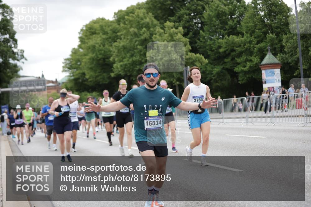 29.06.2025 - hella hamburg halbmarathon Jannik Wohlers http://msf.ph/oto/8173895 29.06.2025 11:07:20 Lombardsbrücke 1574, 1829, 2312, 2314, 2764, 2796, 2867, 3595, 3866, 3867, 4226, 4250, 4988, 5541, 6258, 6586, 6728, 7218, 7441, 7560, 7892, 8420, 8446, 8636, 9387, 9389, 9494, 9646, 9814, 9935, 10379, 10517, 10893, 11414, 11504, 12063, 12064, 12880, 12964, 13561, 14587, 14802, 15598, 15920, 16534, 16822, 18619, 18876 meine-sportfotos.de