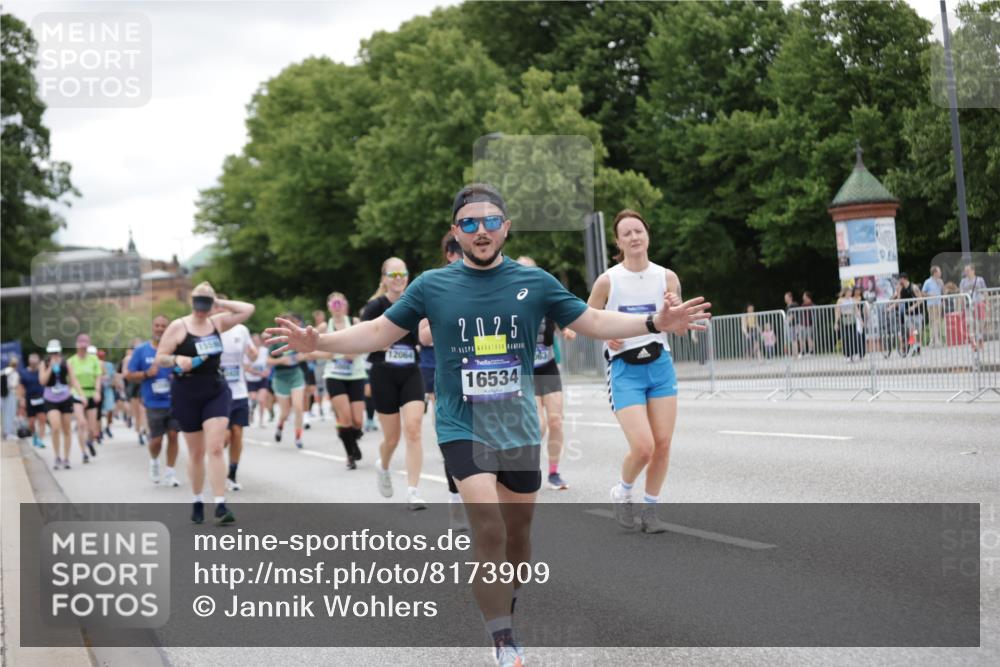 29.06.2025 - hella hamburg halbmarathon Jannik Wohlers http://msf.ph/oto/8173909 29.06.2025 11:07:21 Lombardsbrücke 1574, 1829, 2312, 2314, 2764, 2796, 2867, 3595, 3853, 3855, 3866, 3867, 4226, 4250, 4567, 4988, 5541, 6258, 6357, 6586, 6728, 7218, 7441, 7560, 7892, 8420, 8446, 8636, 9387, 9389, 9494, 9646, 9814, 9935, 10379, 10517, 10893, 11414, 11504, 12063, 12064, 12880, 12964, 13561, 14587, 14802, 15059, 15598, 15920, 16534, 16822, 18619, 18876 meine-sportfotos.de