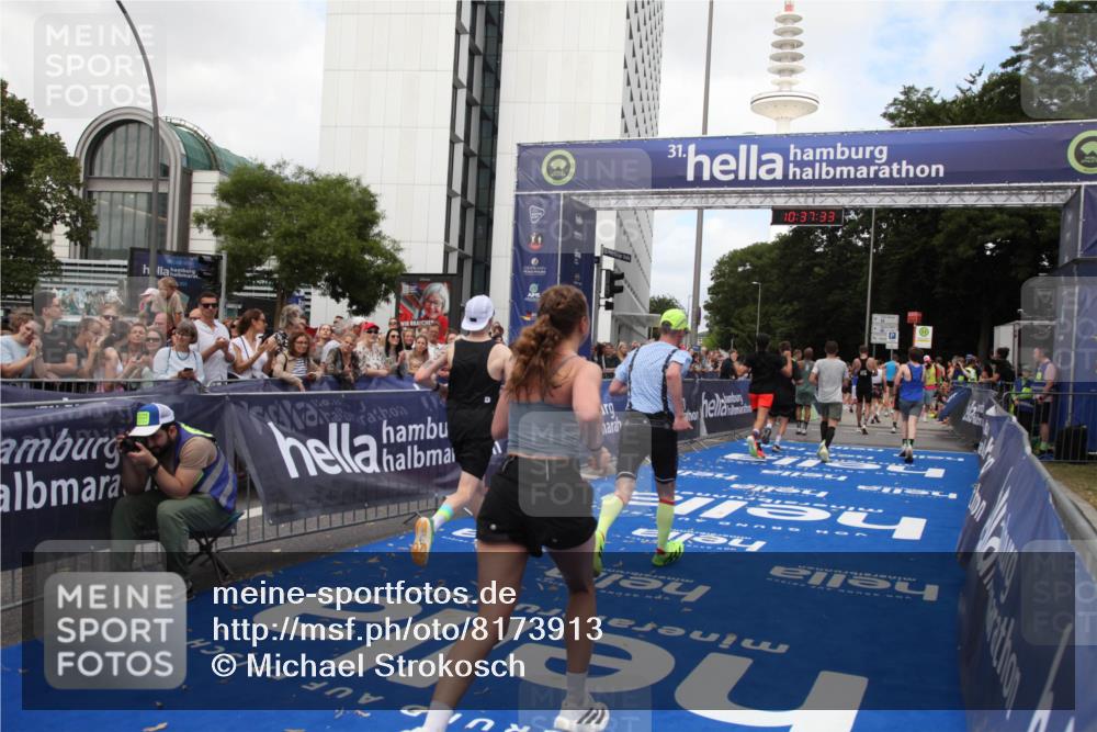 29.06.2025 - hella hamburg halbmarathon Michael Strokosch http://msf.ph/oto/8173913 29.06.2025 10:37:32 Ziel 2767, 5042, 6047, 7831, 9017, 9914, 12739, 13372, 15888, 17306, 18159, 18723 meine-sportfotos.de