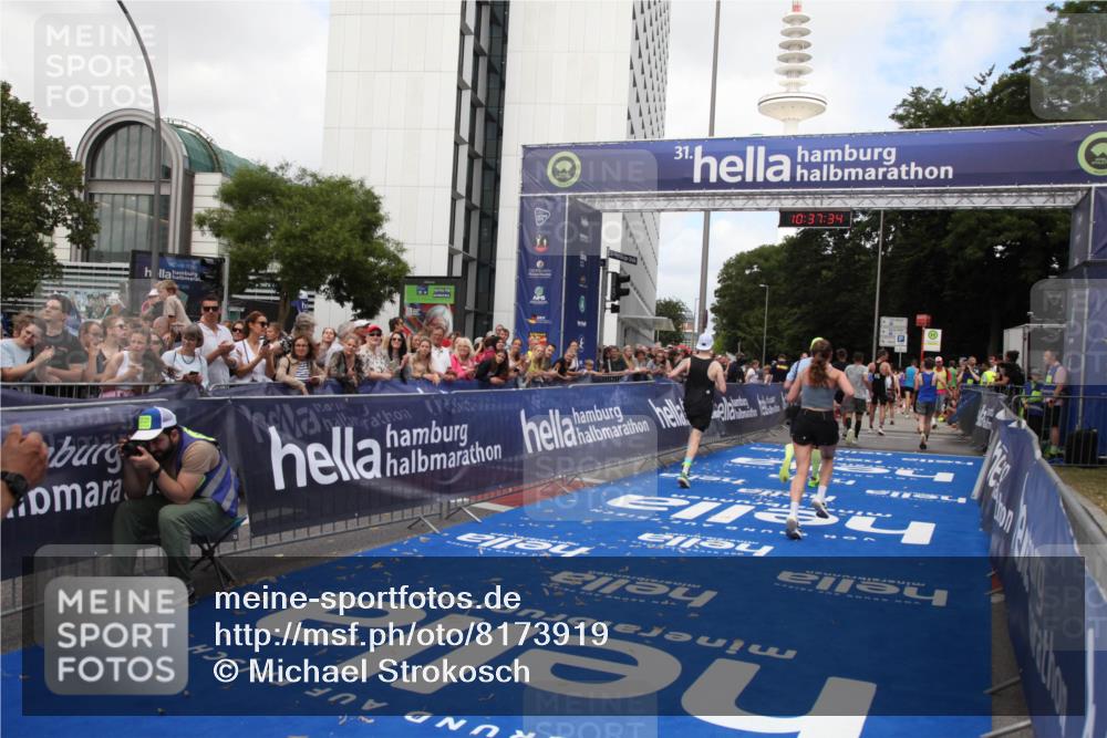 29.06.2025 - hella hamburg halbmarathon Michael Strokosch http://msf.ph/oto/8173919 29.06.2025 10:37:33 Ziel 1290, 2767, 5042, 5791, 6047, 7831, 9017, 9914, 10451, 13372, 15888, 17306, 18159, 18723 meine-sportfotos.de