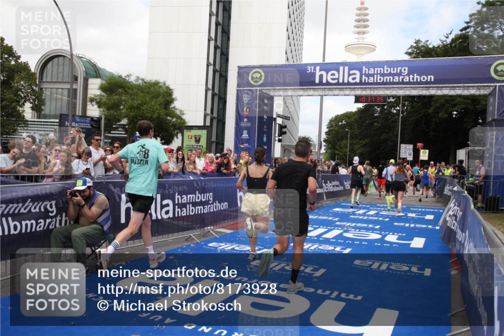 29.06.2025 - hella hamburg halbmarathon Michael Strokosch http://msf.ph/oto/8173928 29.06.2025 10:37:34 Ziel 1290, 2767, 5042, 5791, 6047, 7831, 9017, 9914, 10451, 13372, 18159, 18723 meine-sportfotos.de