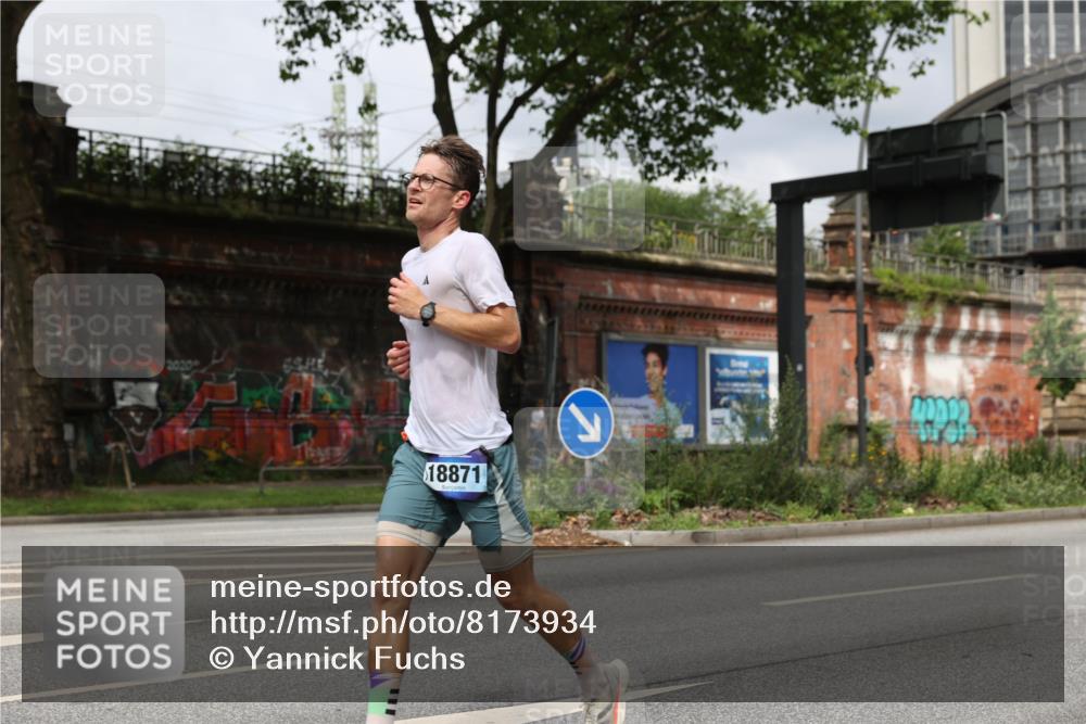 29.06.2025 - hella hamburg halbmarathon Yannick Fuchs http://msf.ph/oto/8173934 29.06.2025 10:25:52 20KM 2460, 2851, 3379, 3845, 5826, 7055, 7481, 7880, 9381, 9508, 10017, 11413, 11857, 13754, 16508, 17322, 18177, 18235, 18871 meine-sportfotos.de