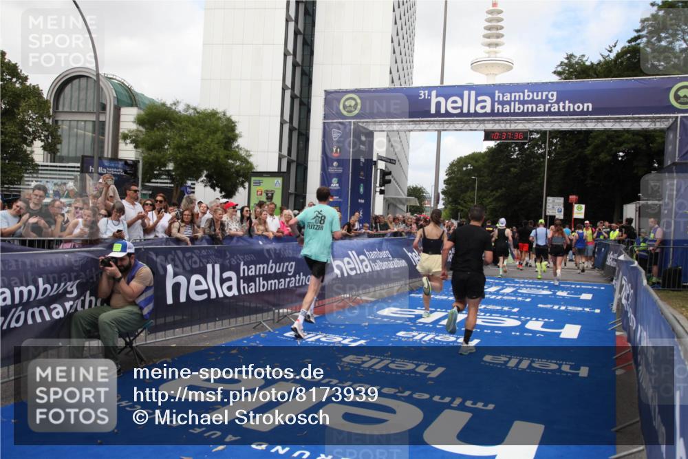 29.06.2025 - hella hamburg halbmarathon Michael Strokosch http://msf.ph/oto/8173939 29.06.2025 10:37:35 Ziel 1290, 2767, 5042, 5791, 6047, 7831, 9017, 9914, 10451, 13372 meine-sportfotos.de