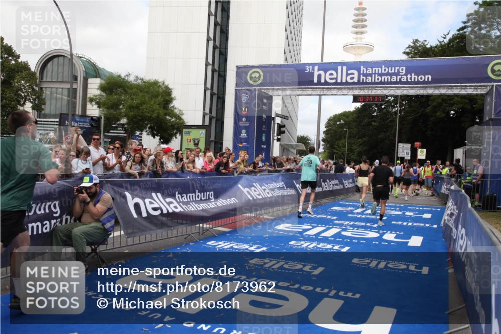 29.06.2025 - hella hamburg halbmarathon Michael Strokosch http://msf.ph/oto/8173962 29.06.2025 10:37:36 Ziel 1290, 5042, 5791, 6047, 7831, 9017, 9914, 10451, 10922, 13372, 18216 meine-sportfotos.de