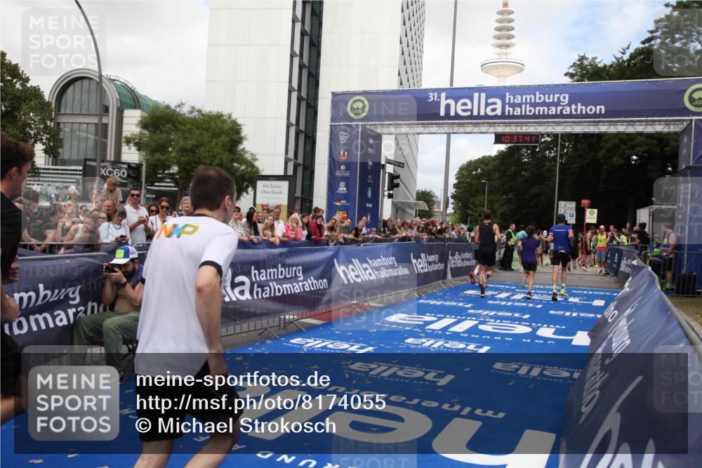 29.06.2025 - hella hamburg halbmarathon Michael Strokosch http://msf.ph/oto/8174055 29.06.2025 10:37:40 Ziel 1290, 5791, 7831, 10451, 10922, 11106, 14934, 18193, 18216 meine-sportfotos.de