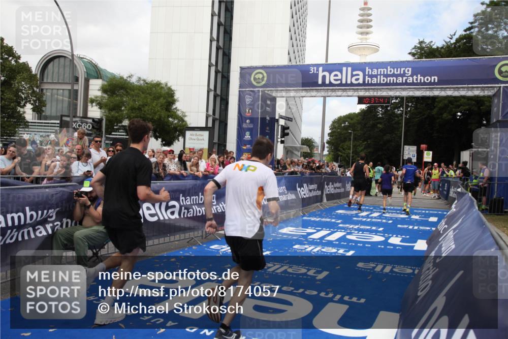 29.06.2025 - hella hamburg halbmarathon Michael Strokosch http://msf.ph/oto/8174057 29.06.2025 10:37:40 Ziel 1290, 5791, 7831, 10451, 10922, 11106, 14934, 18193, 18216 meine-sportfotos.de