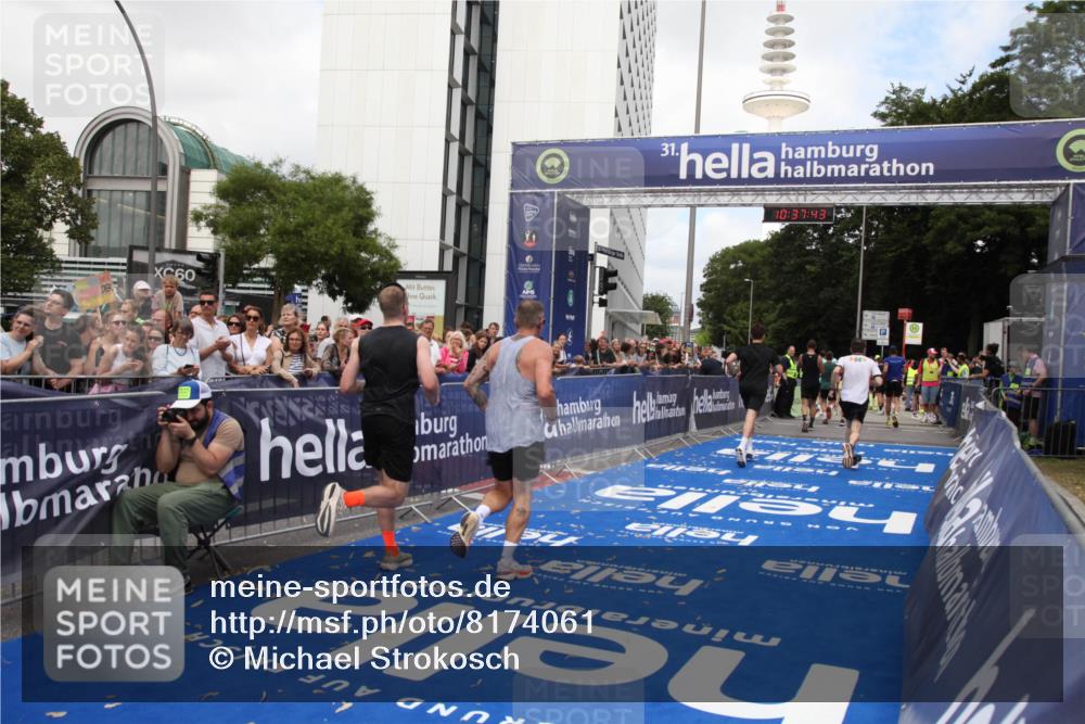 29.06.2025 - hella hamburg halbmarathon Michael Strokosch http://msf.ph/oto/8174061 29.06.2025 10:37:42 Ziel 1290, 1505, 5791, 10451, 10922, 11106, 14934, 18193, 18216 meine-sportfotos.de