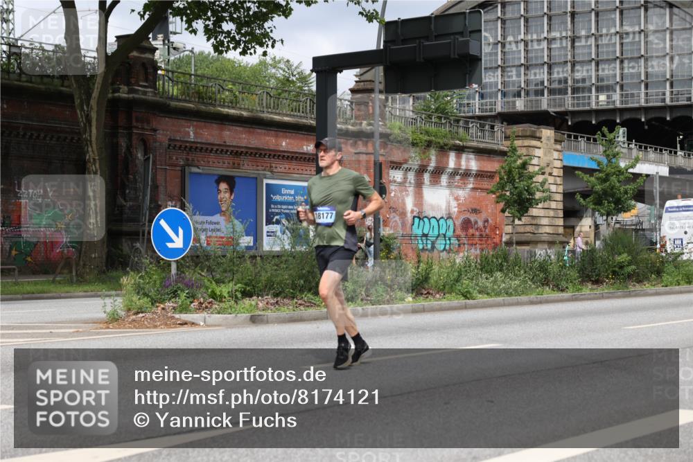 29.06.2025 - hella hamburg halbmarathon Yannick Fuchs http://msf.ph/oto/8174121 29.06.2025 10:25:59 20KM 2460, 2851, 5826, 7481, 7880, 9508, 10017, 10298, 11413, 11857, 13754, 14548, 16508, 17322, 18177, 18871 meine-sportfotos.de