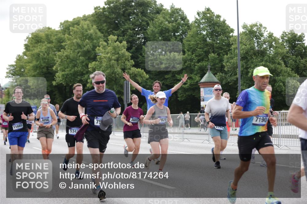 29.06.2025 - hella hamburg halbmarathon Jannik Wohlers http://msf.ph/oto/8174264 29.06.2025 10:22:16 Lombardsbrücke 1029, 2294, 2479, 2766, 2886, 3003, 3430, 3457, 3511, 3600, 3601, 4969, 5223, 5343, 5798, 6826, 6899, 7097, 7188, 7190, 7276, 7529, 7925, 8355, 8931, 9256, 9392, 9598, 10065, 10086, 10573, 10663, 10826, 10902, 10961, 11665, 12592, 13248, 13472, 13963, 14334, 14525, 14633, 14801, 14906, 15870 meine-sportfotos.de