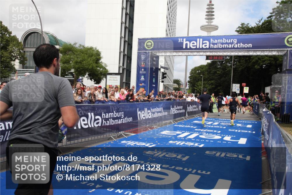29.06.2025 - hella hamburg halbmarathon Michael Strokosch http://msf.ph/oto/8174328 29.06.2025 10:37:59 Ziel 3480, 3530, 7229, 9643, 10793, 13900, 15303, 18103, 18529 meine-sportfotos.de