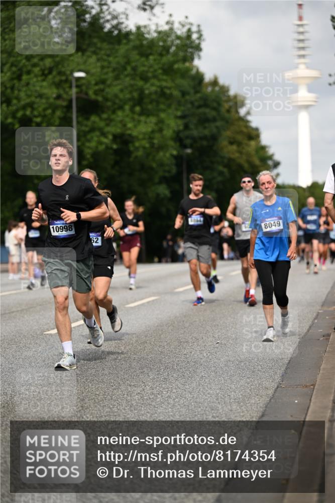 29.06.2025 - hella hamburg halbmarathon Dr. Thomas Lammeyer http://msf.ph/oto/8174354 29.06.2025 10:10:01 Kennedybrücke 1229, 1842, 2288, 3062, 3461, 4169, 5762, 7138, 7302, 8049, 8894, 8909, 9339, 9477, 9737, 9738, 9917, 10343, 10791, 10998 meine-sportfotos.de
