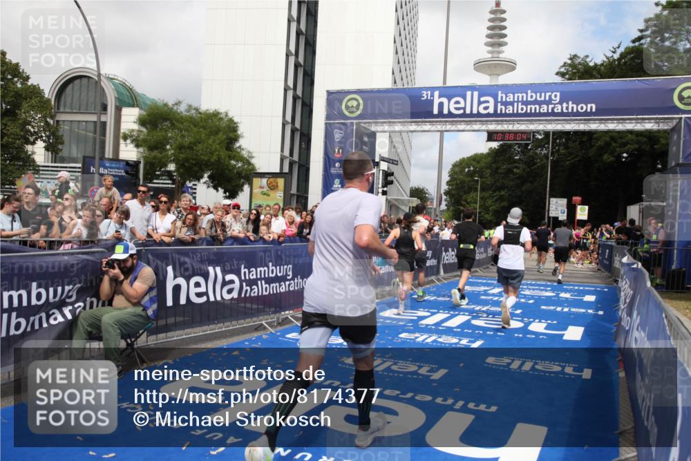29.06.2025 - hella hamburg halbmarathon Michael Strokosch http://msf.ph/oto/8174377 29.06.2025 10:38:03 Ziel 3480, 3530, 7229, 8091, 9643, 10793, 11049, 11952, 12915, 13900, 15303, 16698 meine-sportfotos.de