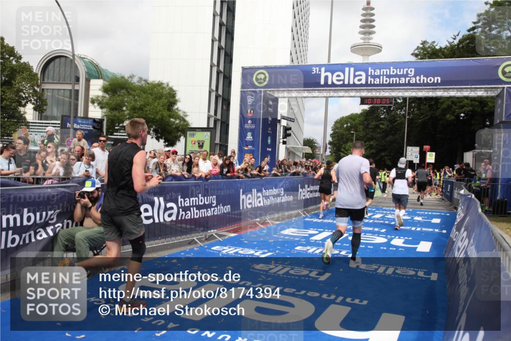 29.06.2025 - hella hamburg halbmarathon Michael Strokosch http://msf.ph/oto/8174394 29.06.2025 10:38:03 Ziel 3480, 3530, 7229, 8091, 9643, 10793, 11049, 11952, 12915, 13900, 15303, 16698 meine-sportfotos.de