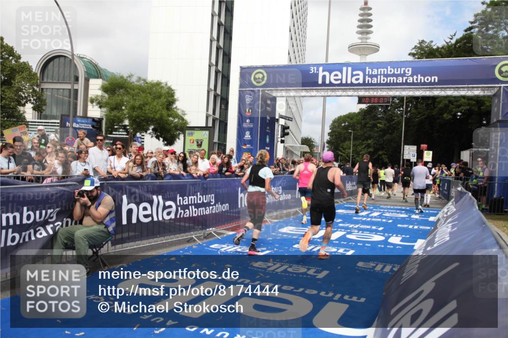 29.06.2025 - hella hamburg halbmarathon Michael Strokosch http://msf.ph/oto/8174444 29.06.2025 10:38:06 Ziel 7229, 8091, 9643, 9944, 10793, 11049, 11952, 12915, 13900, 14274, 15303, 15382, 16698 meine-sportfotos.de