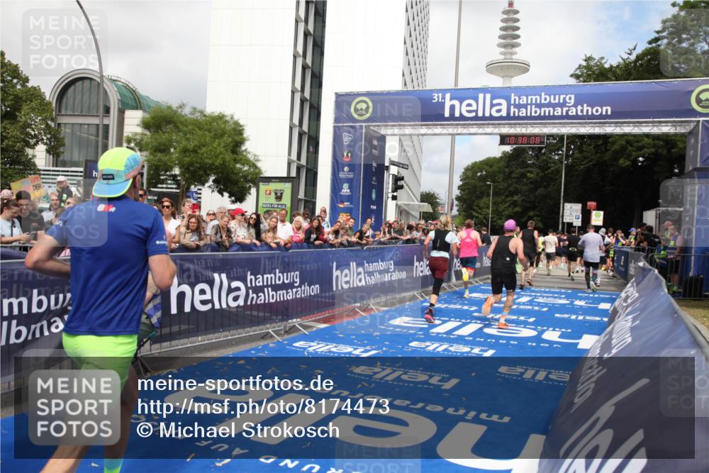 29.06.2025 - hella hamburg halbmarathon Michael Strokosch http://msf.ph/oto/8174473 29.06.2025 10:38:07 Ziel 7229, 8091, 9944, 11049, 11952, 12915, 13900, 14274, 15303, 15382, 16698 meine-sportfotos.de