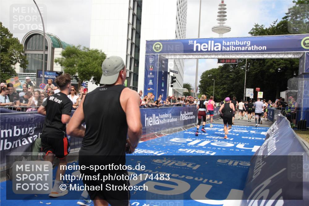 29.06.2025 - hella hamburg halbmarathon Michael Strokosch http://msf.ph/oto/8174483 29.06.2025 10:38:07 Ziel 7229, 8091, 9944, 11049, 11952, 12915, 13900, 14274, 15303, 15382, 16698 meine-sportfotos.de