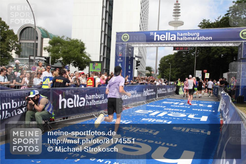 29.06.2025 - hella hamburg halbmarathon Michael Strokosch http://msf.ph/oto/8174551 29.06.2025 10:38:12 Ziel 5091, 8091, 9944, 11049, 14274, 15382, 17623, 18986 meine-sportfotos.de