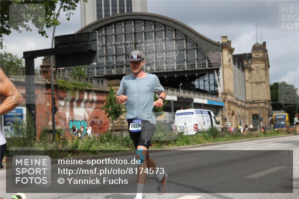 29.06.2025 - hella hamburg halbmarathon Yannick Fuchs http://msf.ph/oto/8174573 29.06.2025 10:26:18 20KM 3201, 4812, 9508, 10017, 10298, 10929, 11857, 12232, 12681, 14450, 14548, 15835, 18102, 19118 meine-sportfotos.de