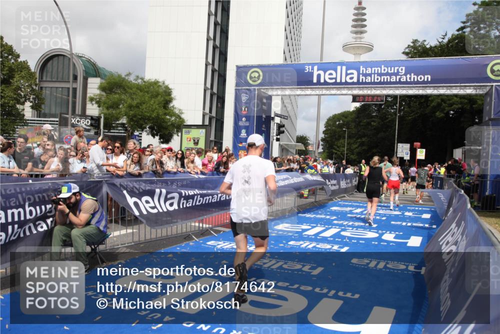 29.06.2025 - hella hamburg halbmarathon Michael Strokosch http://msf.ph/oto/8174642 29.06.2025 10:38:23 Ziel 1042, 1688, 2849, 3431, 6095, 7110, 8002, 14688, 18584 meine-sportfotos.de