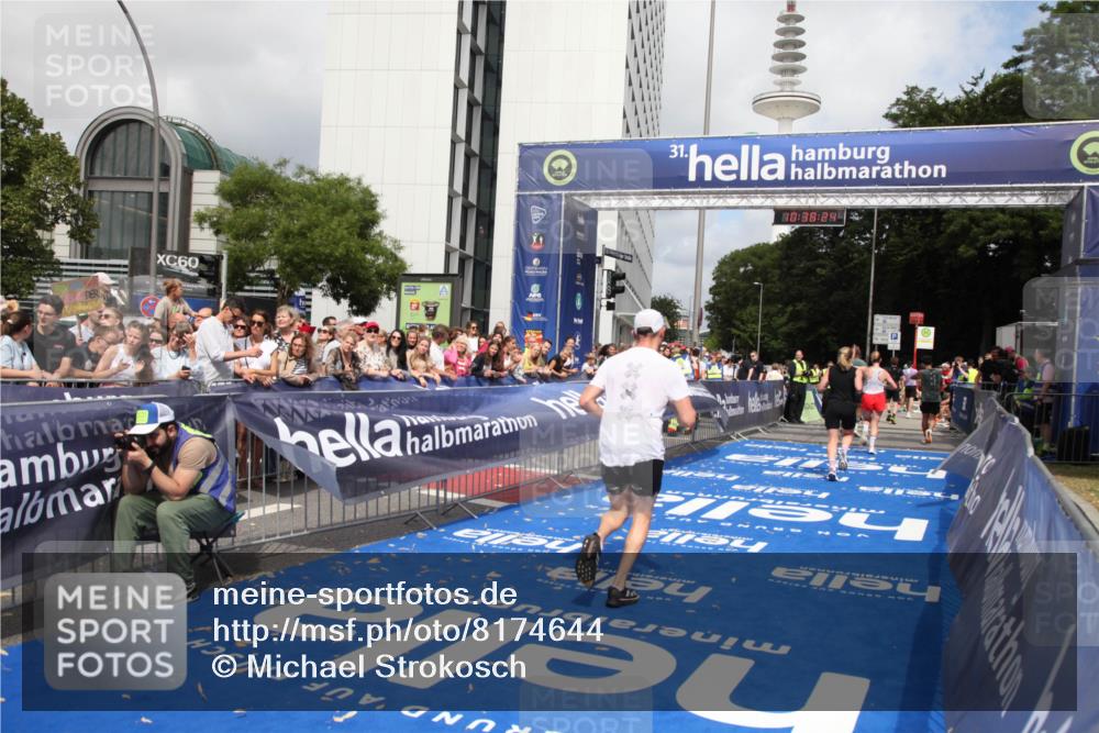 29.06.2025 - hella hamburg halbmarathon Michael Strokosch http://msf.ph/oto/8174644 29.06.2025 10:38:23 Ziel 1042, 1688, 2849, 3431, 6095, 7110, 8002, 14688, 18584 meine-sportfotos.de